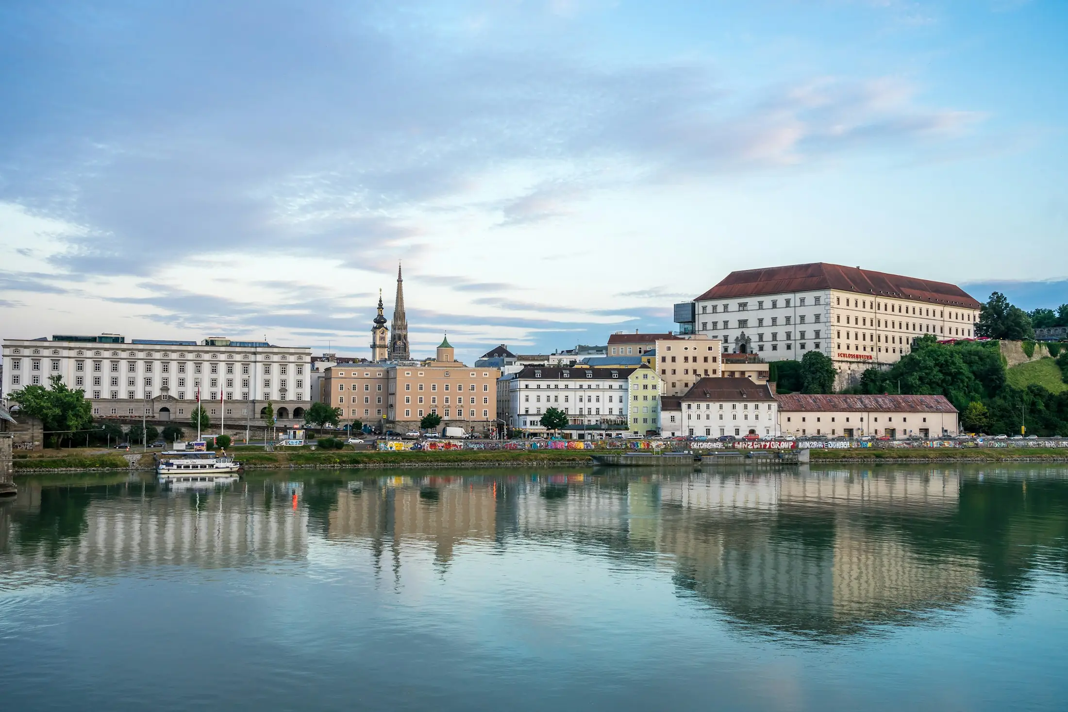 Linz an der Donau mit Schloss und Altstadt.